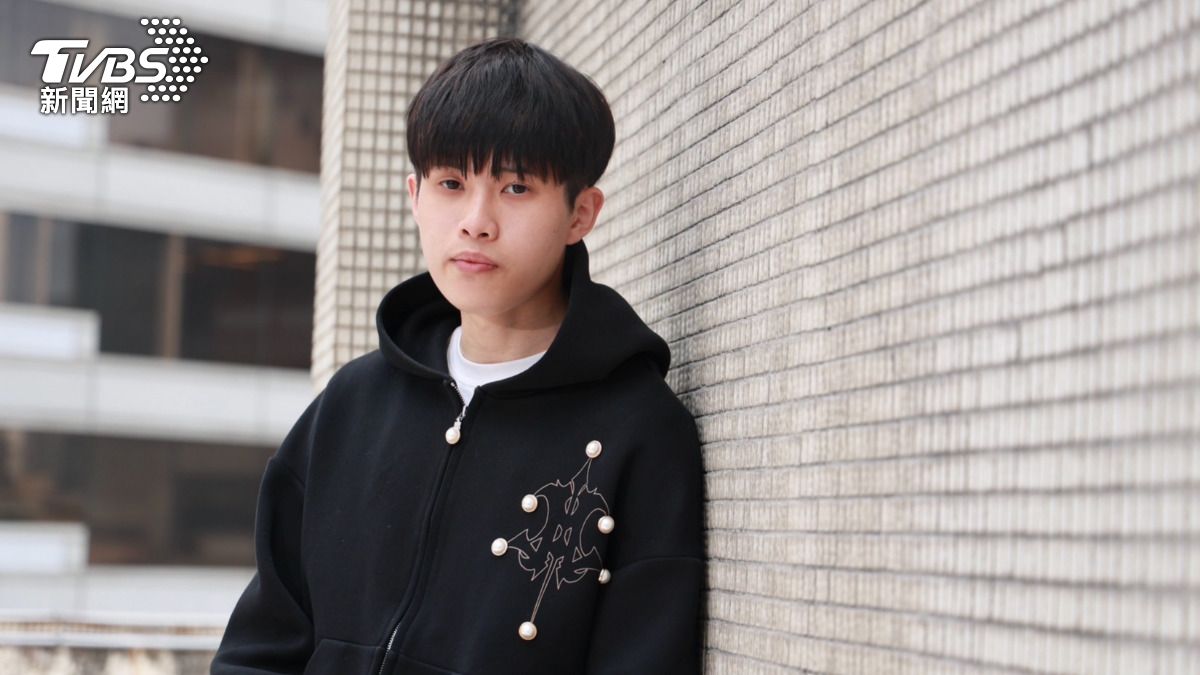 LilHAO國中時因父母經商失敗,讓他從富二代變成「負二代」。(圖/黃城碩攝)