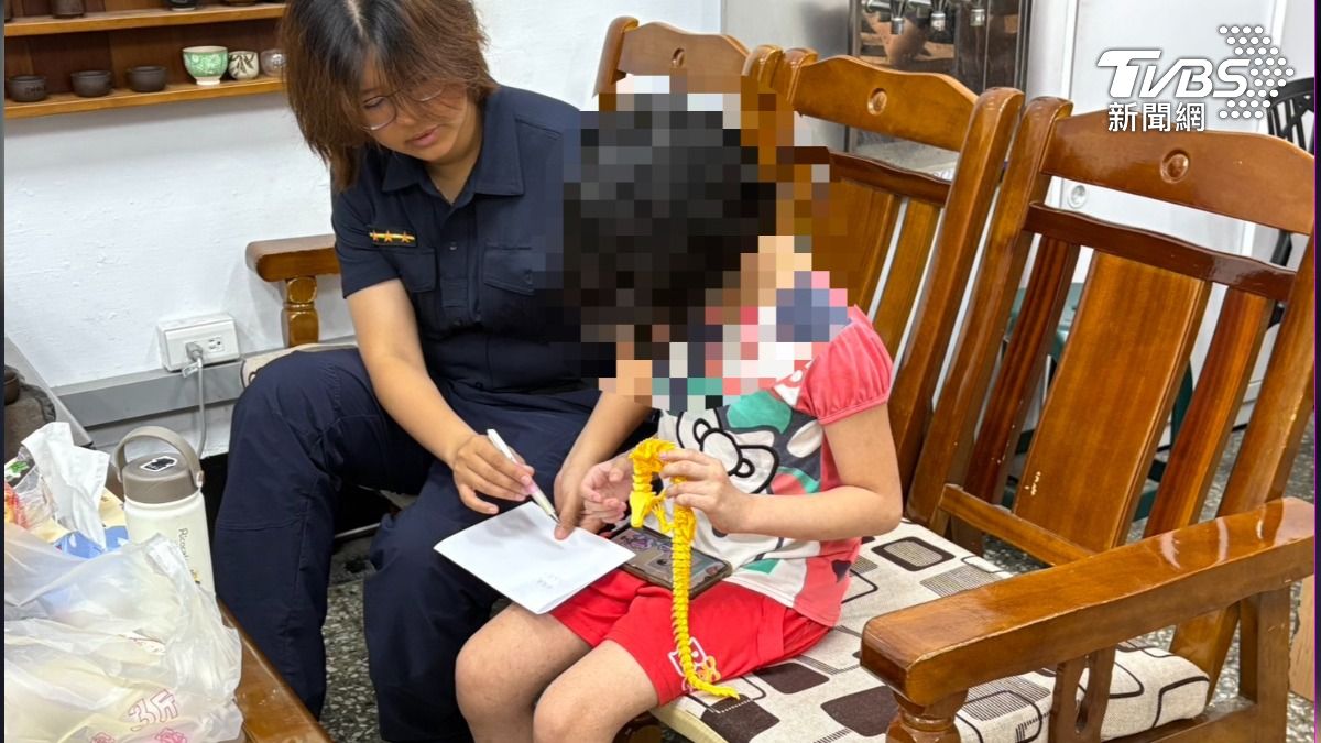 女童在公園走失陌生電話又狂響，嚇得她哭紅雙眼。（圖／TVBS）