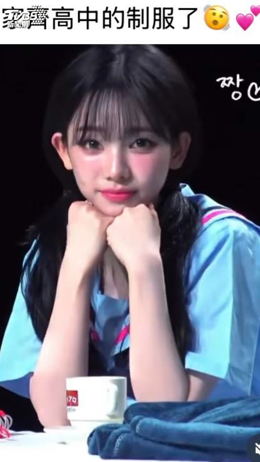 韓團aespa成員Karina也驚喜穿上家齊高中校服,粉絲感到驚喜。(圖/家齊高中點點滴滴2.0)