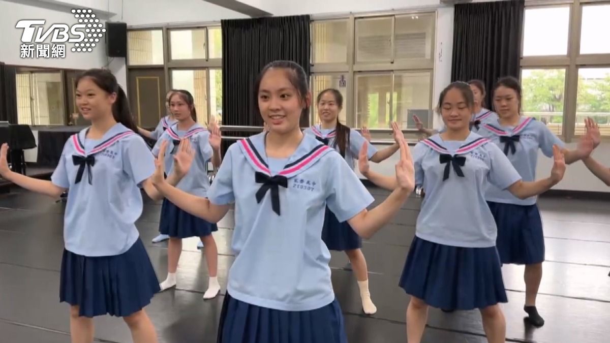 家齊高中舞蹈班同學,特地排練aespa《Whiplash》,女神穿上同款校服,與有榮焉。(圖/TVBS)