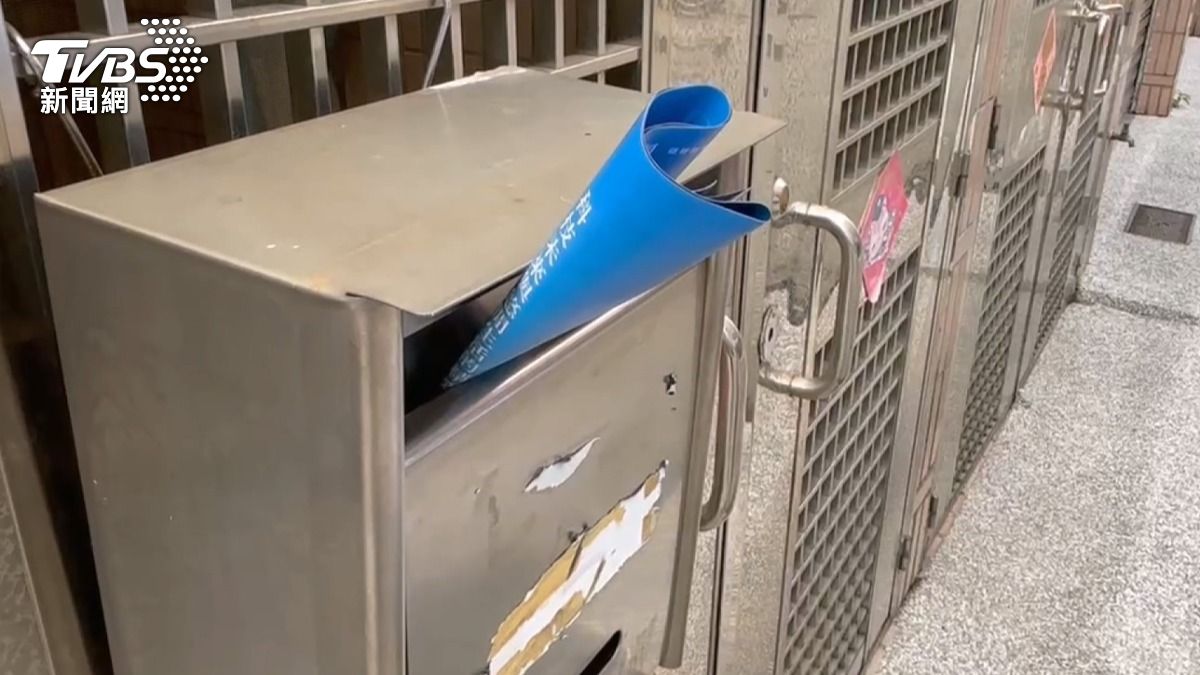 建案代銷公司發放傳單,並另外拍員拍照存證(圖/TVBS)