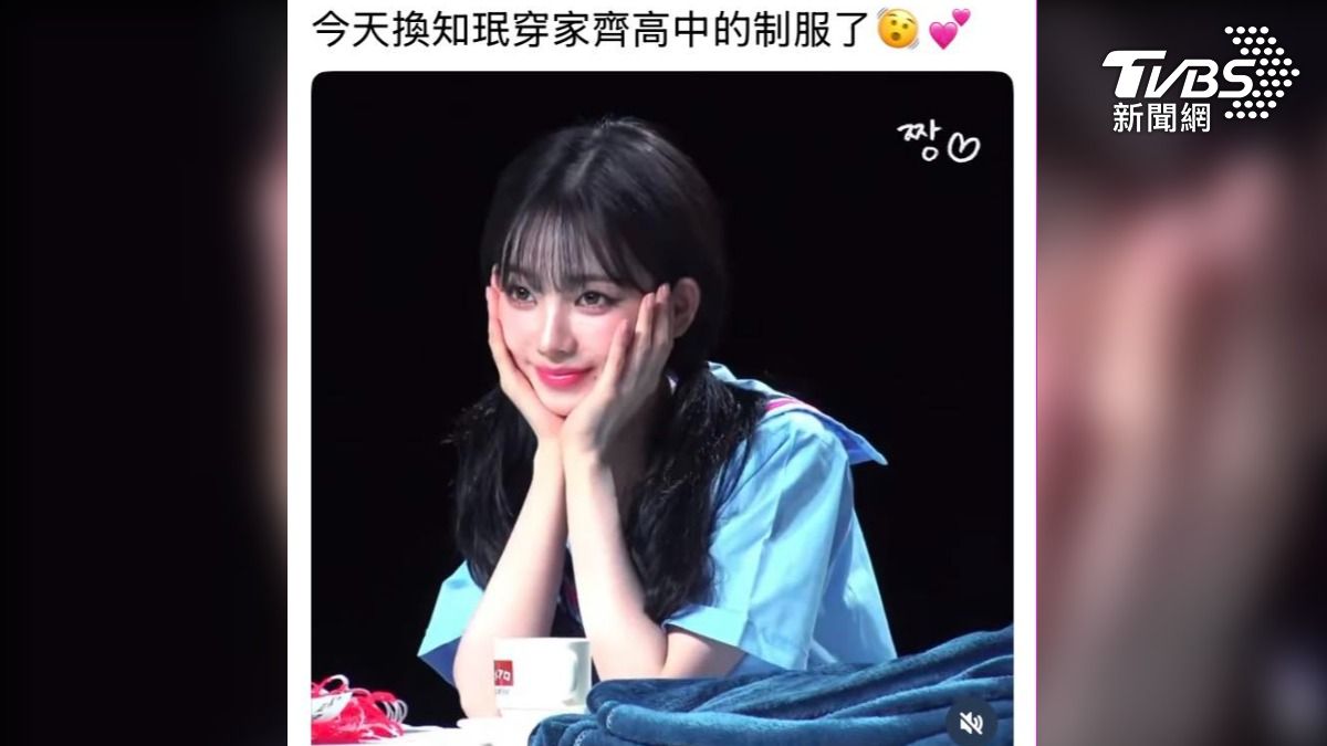Karina也相繼穿上同款水手服亮相,家齊高中的學生們大喊學姊好(圖/翻攝臉書@家齊高中點點滴滴2.0)