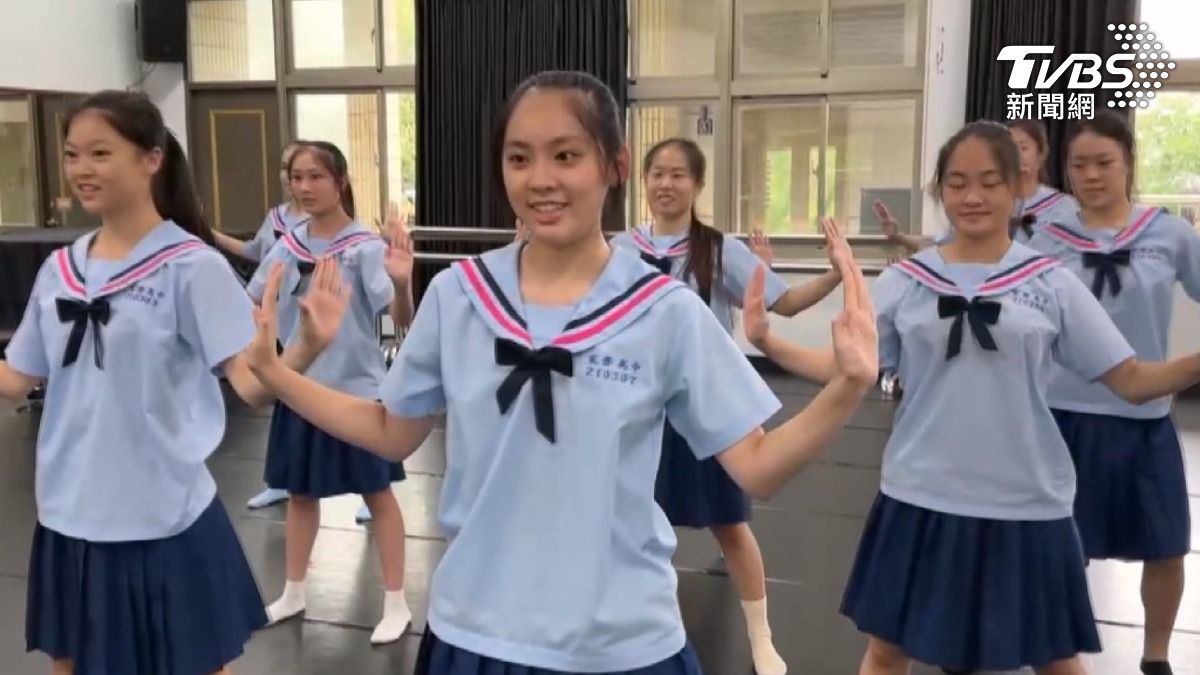 舞蹈班同學還特地排練aespa的知名「脖子痛舞」(圖/TVBS)