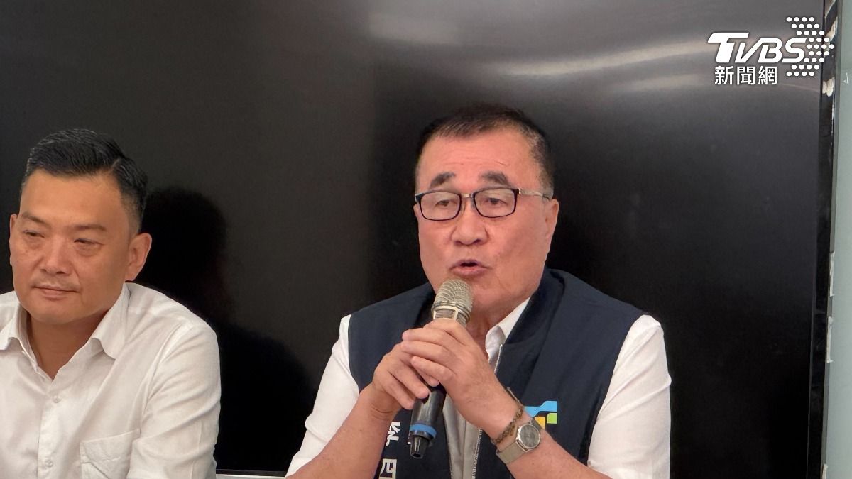 台北市副市長李四川（右）說明輝達地上權問題。（圖／陳怡潔攝）