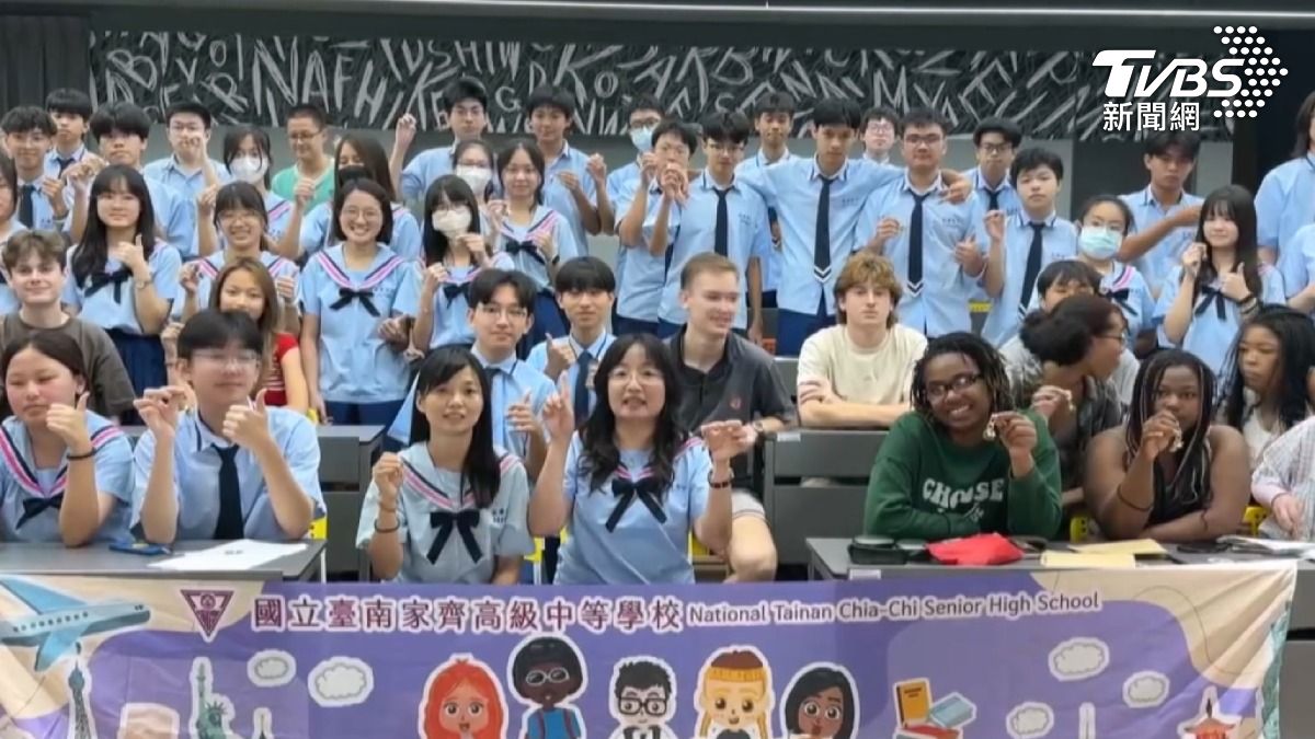 這是台南家齊高中的制服,過往還被選為「全台最美制服」。(圖/翻攝臉書@家齊高中點點滴滴2.0)