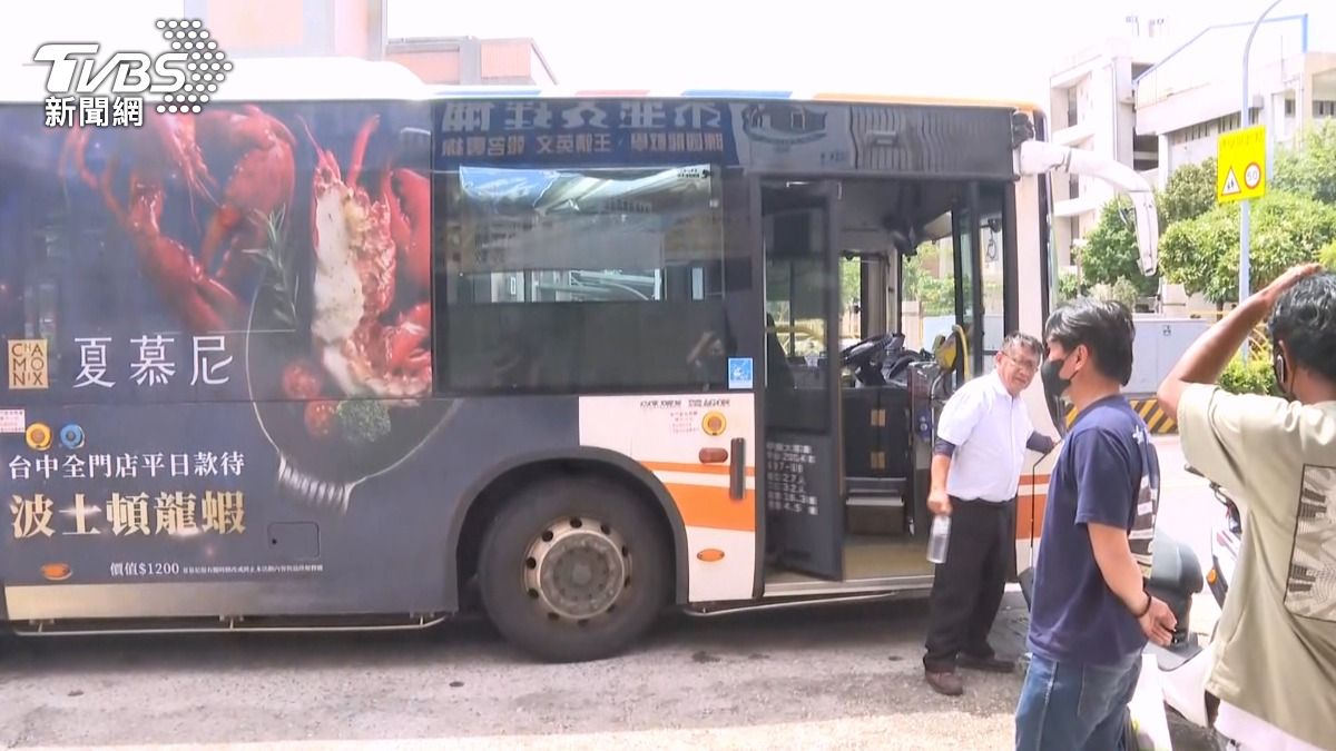 台中海線公車司機引導乘客下車避難。(圖/TVBS)