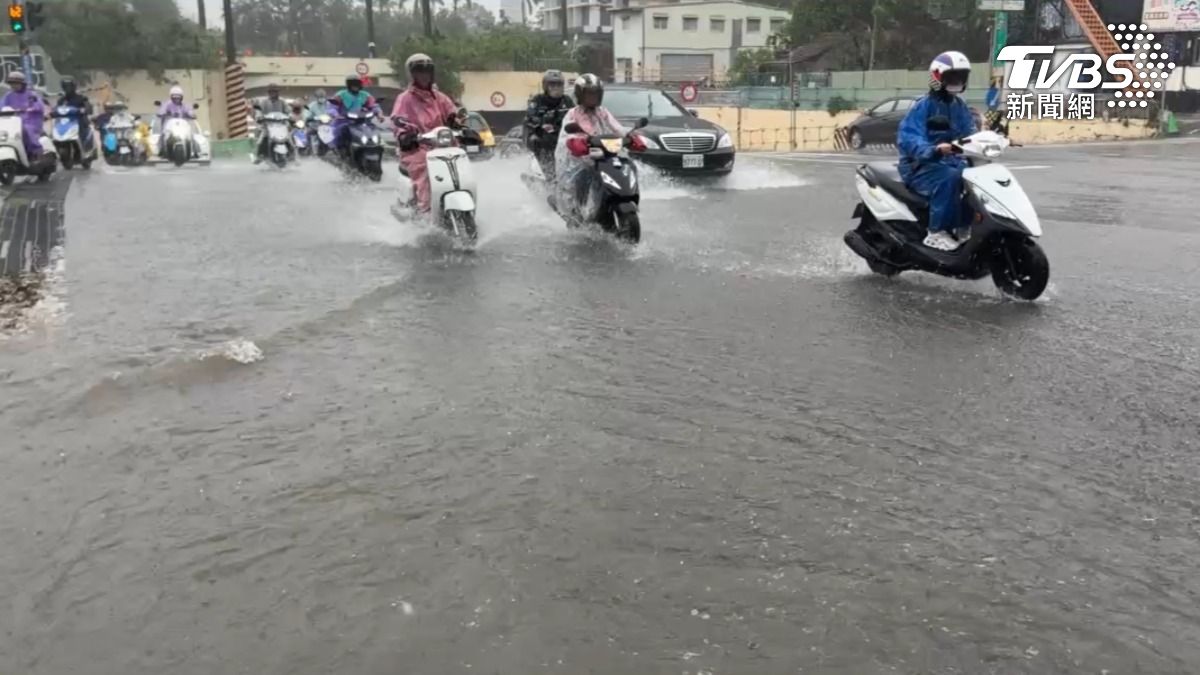 台南突來大雨,小東路變河流,汽機車經過水花四濺(圖/TVBS)