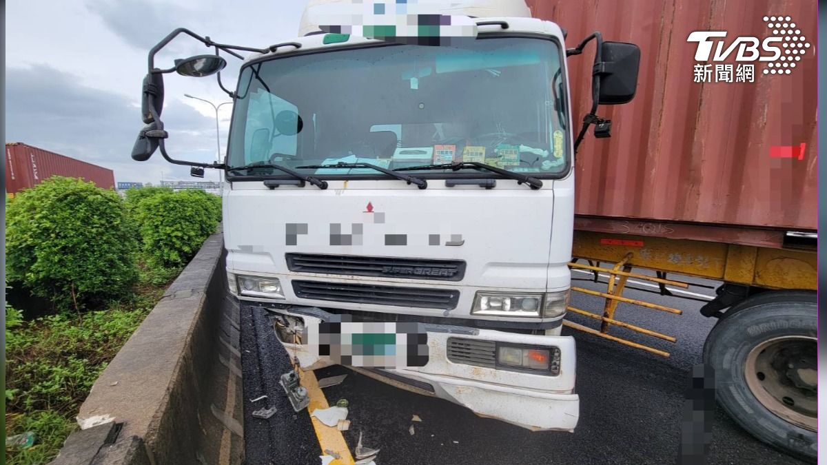 疑天雨路滑,台南都會區北外環道半聯結車失控撞護欄「折甘蔗」(圖/TVBS)
