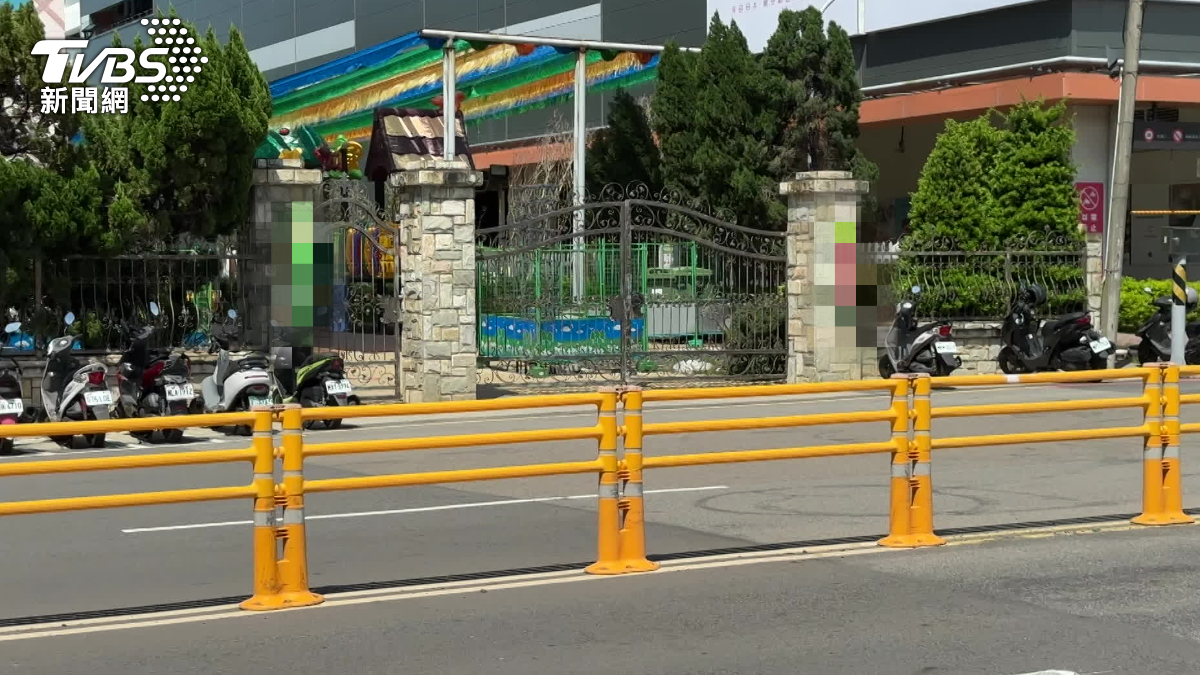 幼兒園被檢舉占用道路。(圖/TVBS)