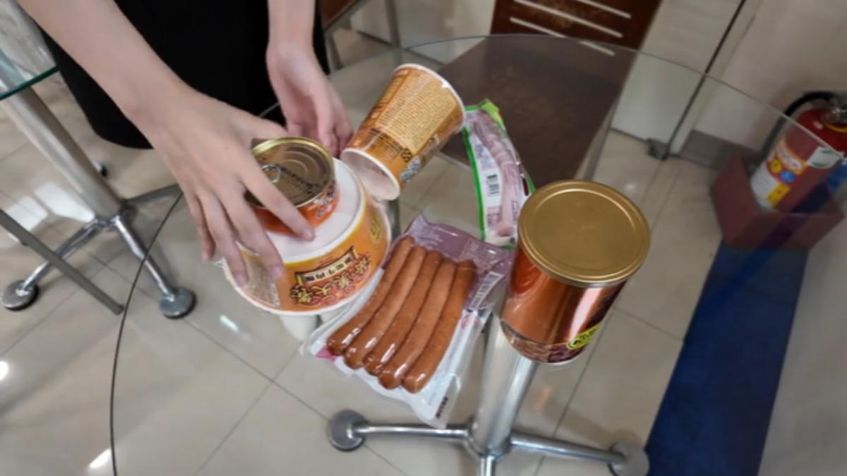 含肉泡麵及罐頭,多有經高溫乾燥殺菌處理可帶回台。(圖/TVBS)
