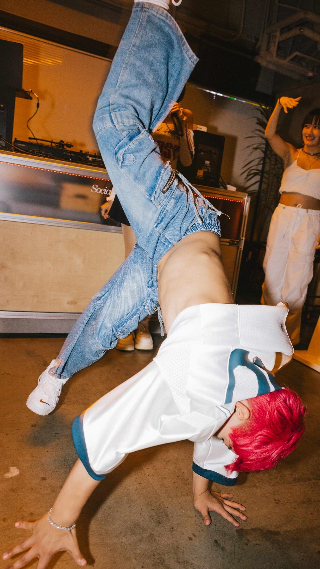 B-boy NANA快閃信義區街頭唱「剪刀石頭布」大風車再現。(圖/開心果娛樂提供)