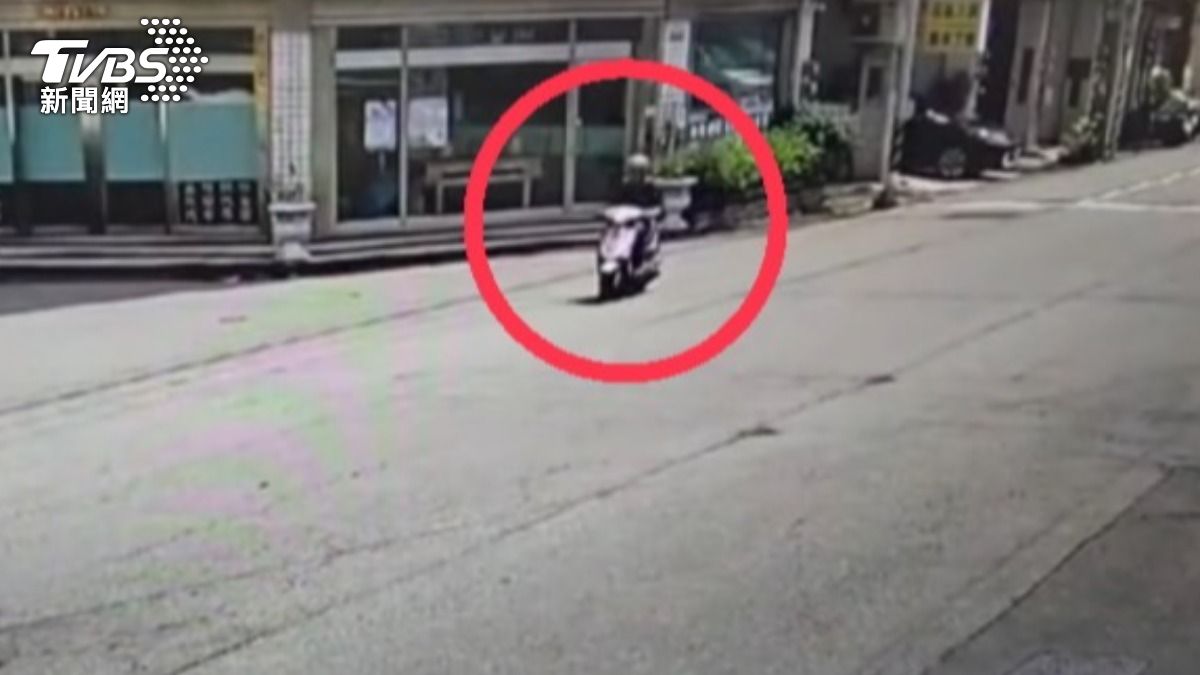 防空演習 他買麵.加油後騎車硬闖 警攔罰3萬起跳