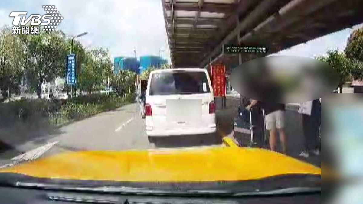 計程車運將聽到救護車鳴笛闖紅燈,意外發現同一輛救護車停靠。(圖/當事人提供)
