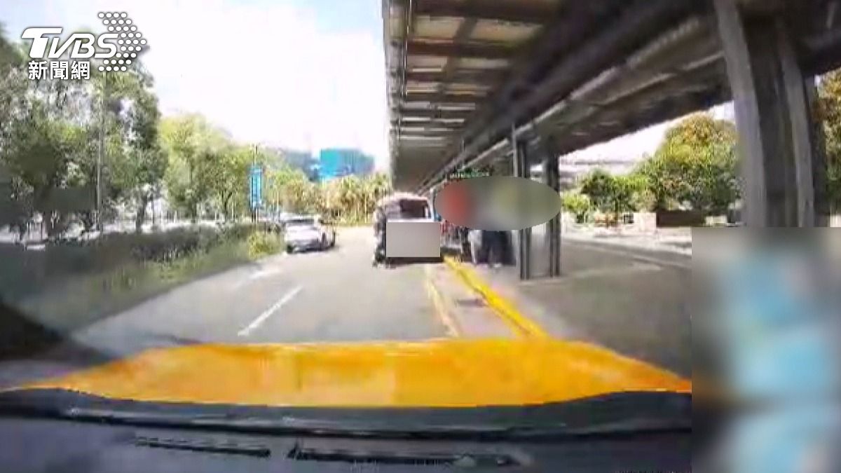 救護車載3人闖紅燈 業者:器捐小組趕高鐵。(圖/當事人提供)