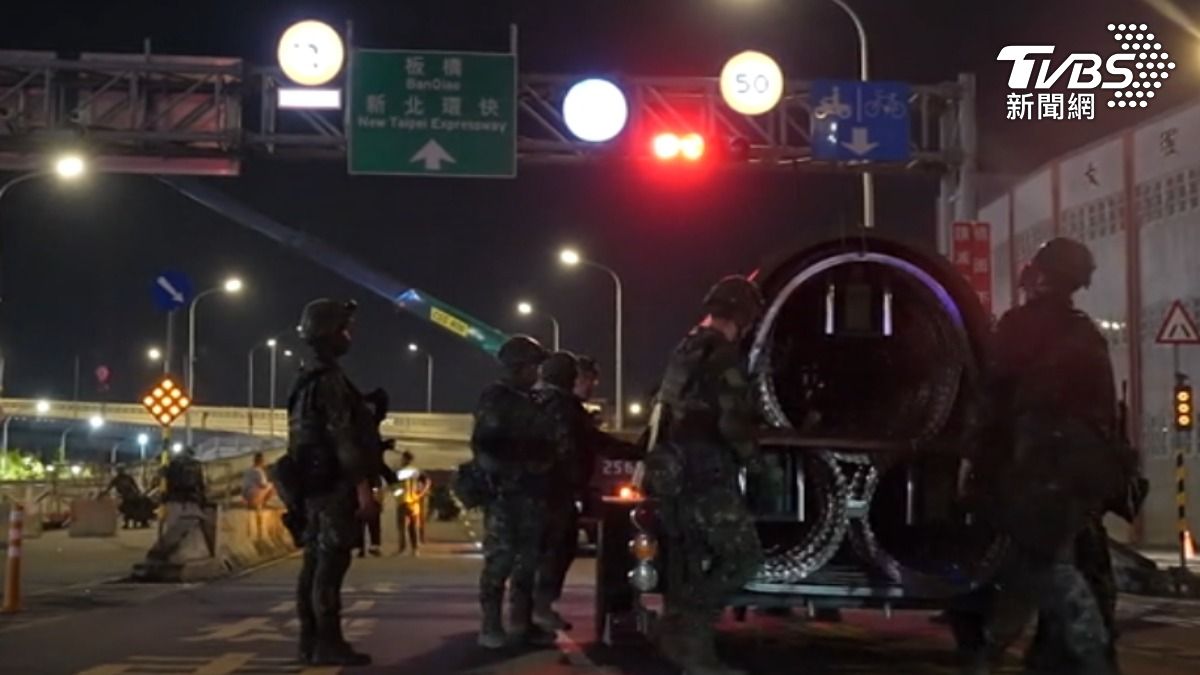 7/15深夜,憲兵在北市萬板大橋執行「橋樑守備及據點群作戰」實戰化訓練。(圖/TVBS)
