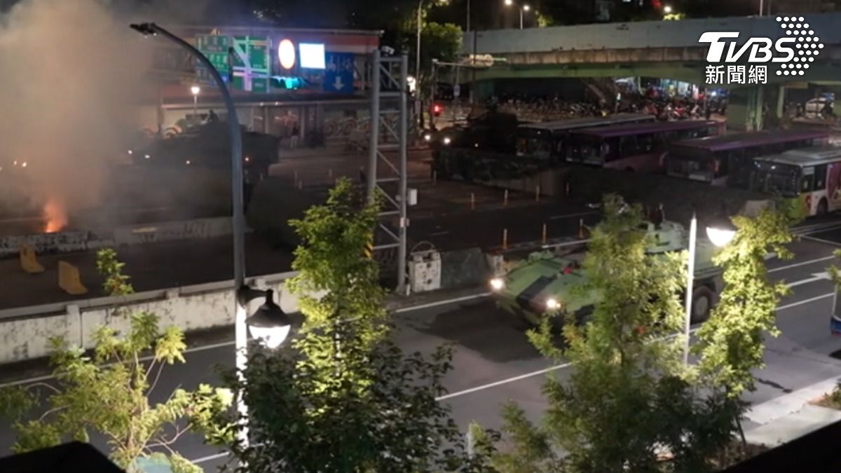 憲兵在北市萬板大橋演練「橋樑守備及據點群作戰」,結合阻絕與兵、火力,遲滯、阻殲敵軍。(圖/TVBS)