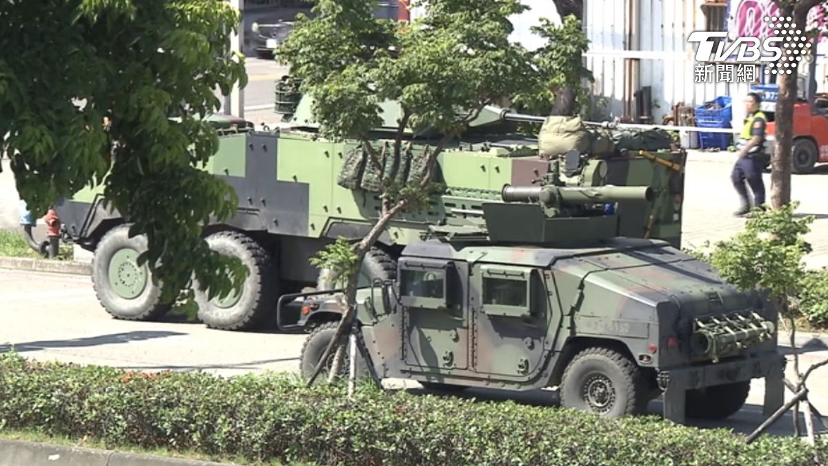 陸軍269旅在八里街頭,演練縱深防禦,圖為CM34甲車與拖式2B飛彈車。(圖/TVBS)