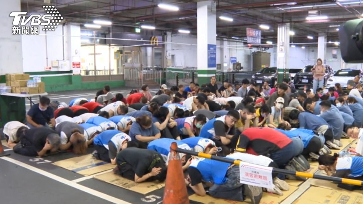 城鎮韌性演習首次展開,由中部縣市率先實施,圖為民眾演練防空避難。(圖/TVBS)