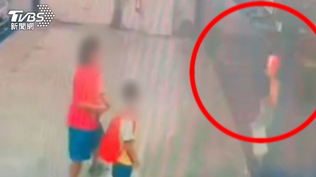 「喀擦」聲後車梯傾斜!母子驚逃一劫。(圖/當事人提供)