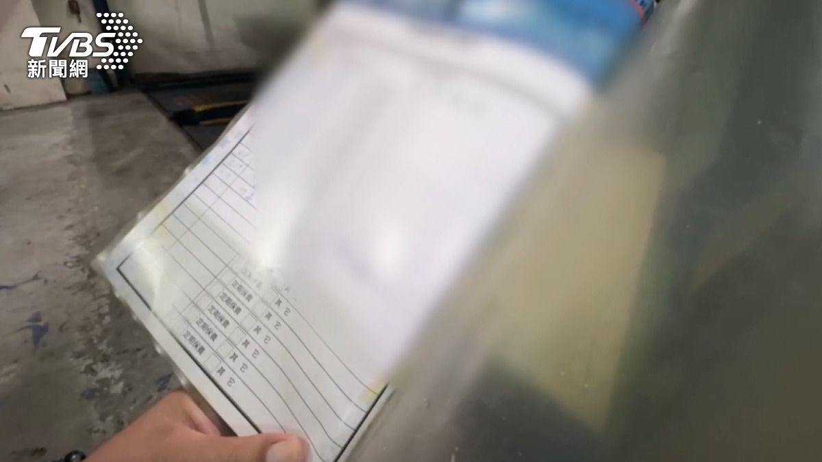 徐小姐拿起旁邊的保養紀錄表聯絡廠商處理。(圖/TVBS)