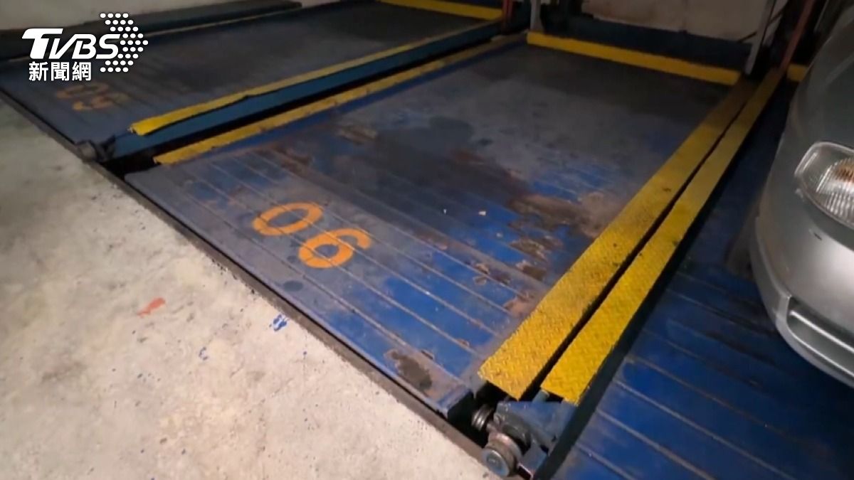 北屯社區停車設備3度故障!母子親眼見車「啪啪」聲墜底。(圖/TVBS)