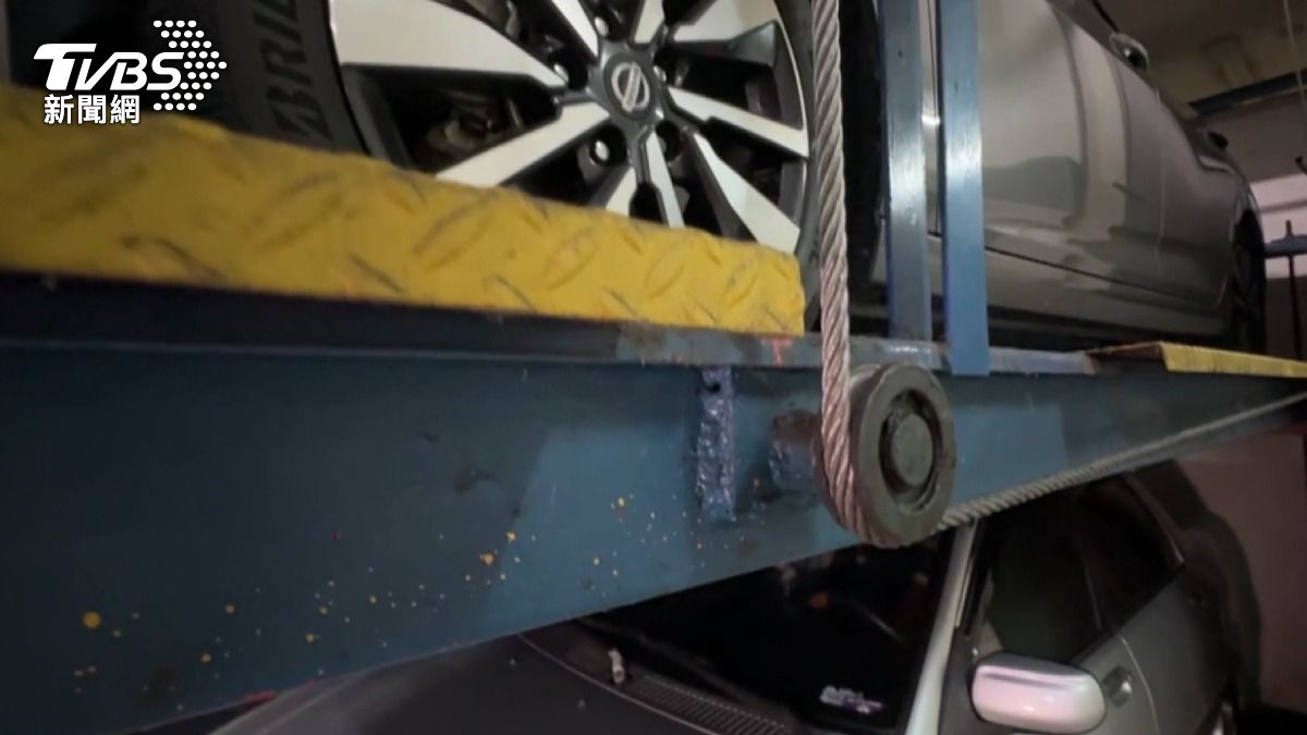 機械車位斷纜墜落,整台車直接往下掉。(圖/TVBS)