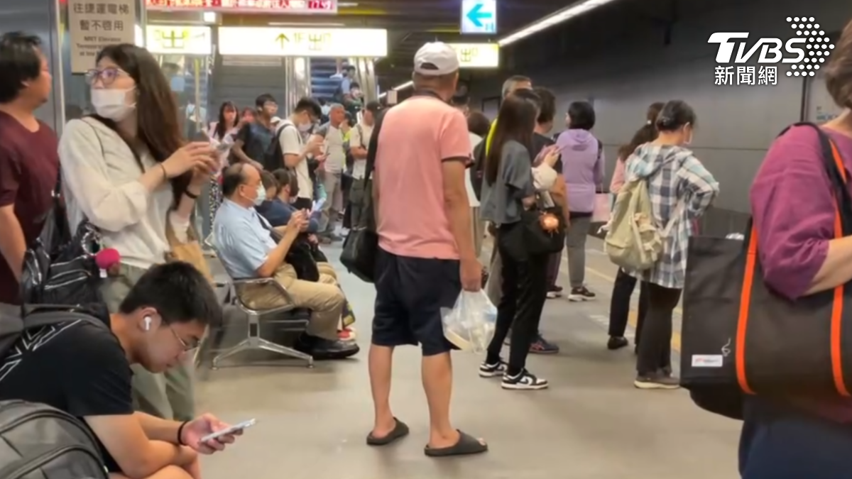 南迴線大誤點，導致大批旅客在月台乾等，台鐵公司致歉。（圖／TVBS）
