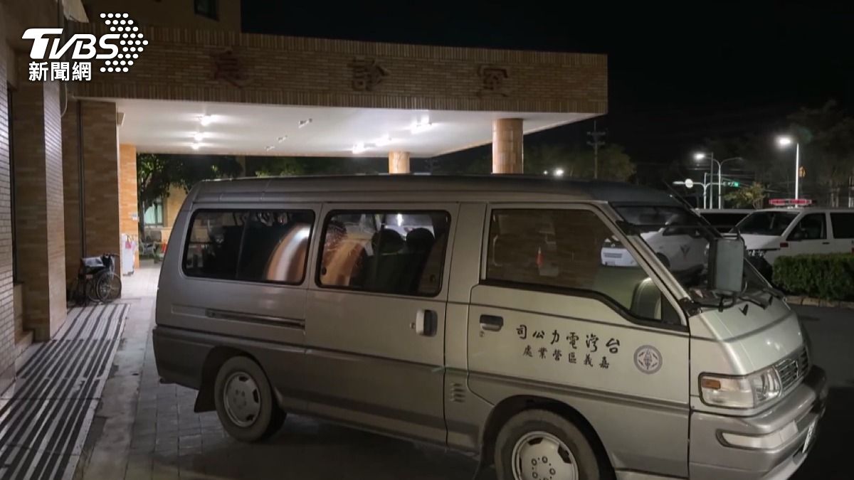 台電嘉義區處李姓員工，搶修時不幸觸電，送往台南柳營奇美醫院搶救中。（圖／TVBS）