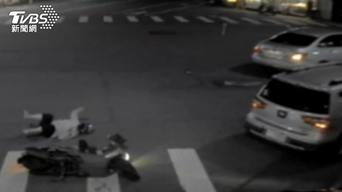 台中女騎士遭撞倒　肇事車加速逃離現場（圖／TVBS）
