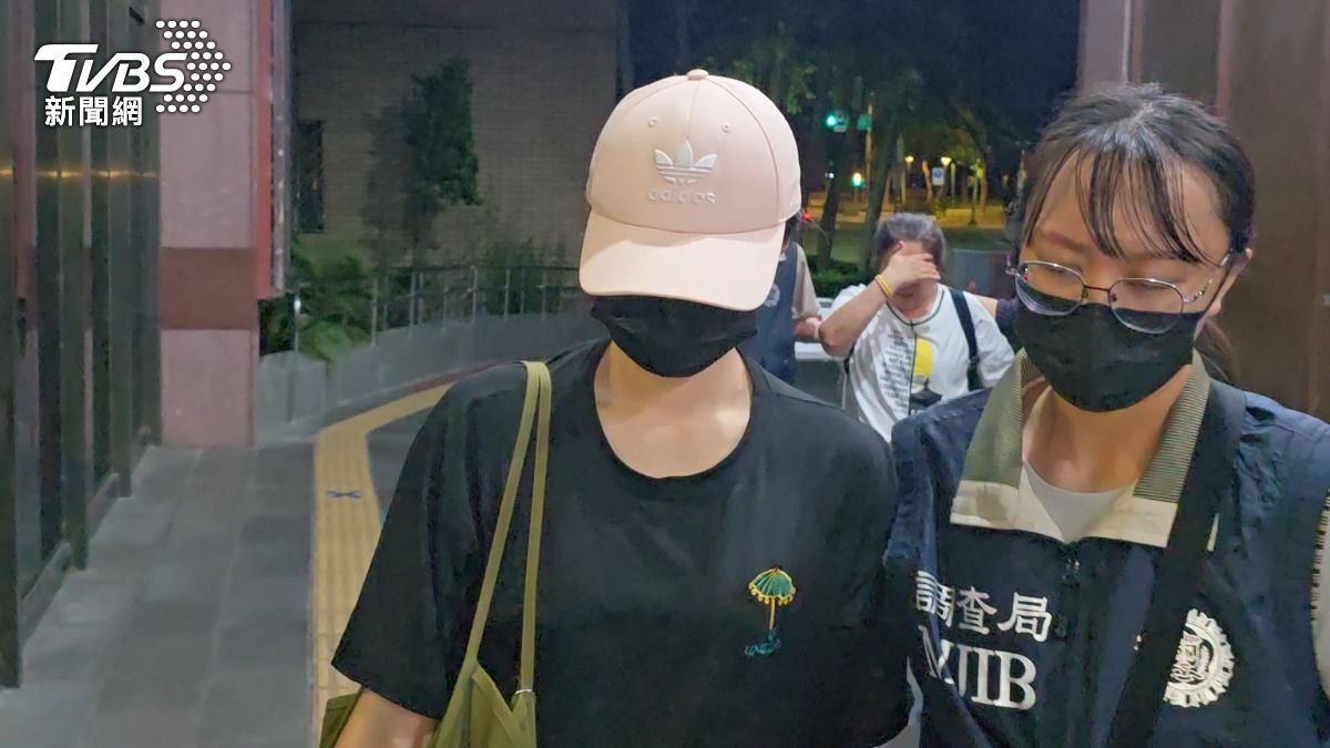 幫張綱維生下一女的前遠航空姐范璧如也遭約談，以證人身分通知出庭，戴著鴨舌帽、口罩進入北檢。（圖／TVBS）