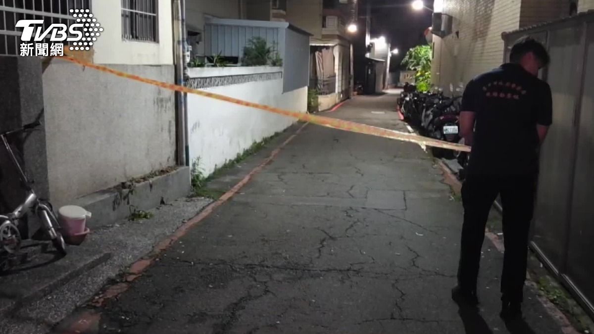 蕭男卻持刀攻擊林女，劃傷她頸部與右手指。（圖／TVBS）