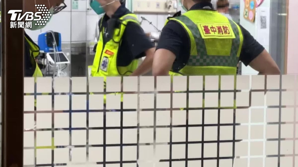消防人員將人送至醫院。(圖/TVBS)