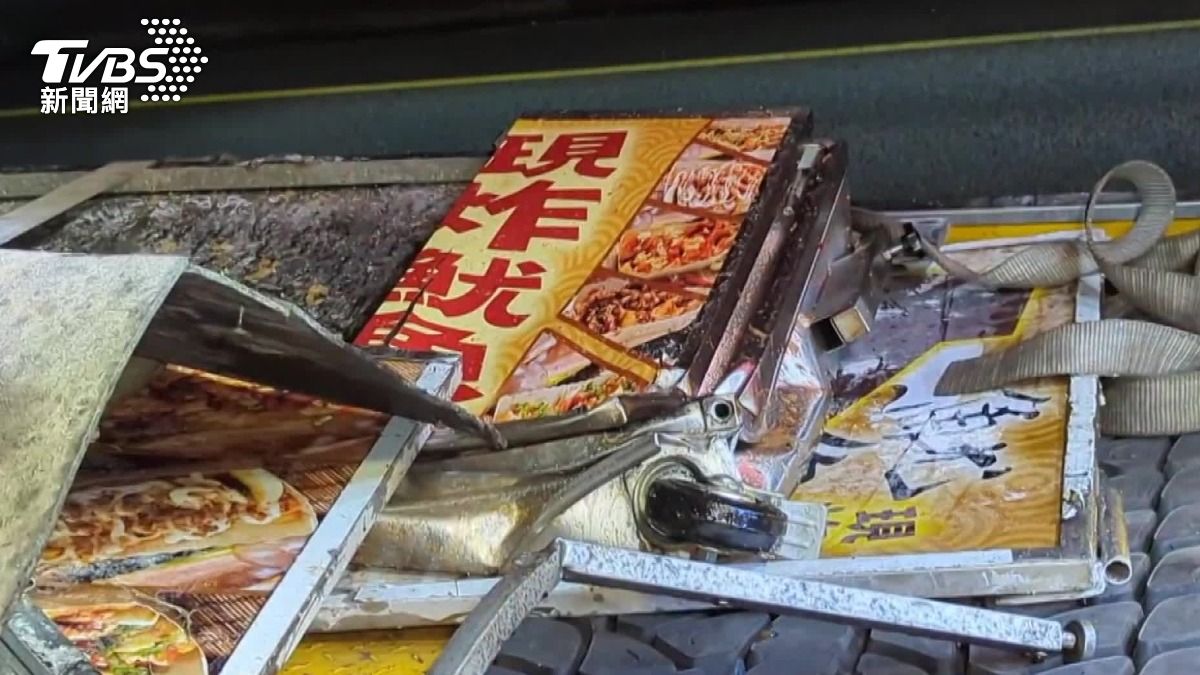 國道一號豐原路段2車追撞 「現炸魷魚攤」慘翻食材滿地
