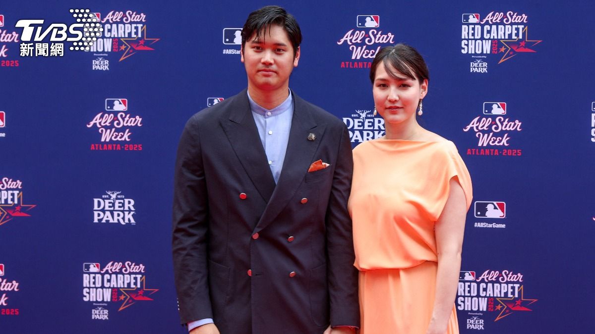 MLB/大谷翔平紅毯穿搭被虧「揮棒落空」 真美子超美造型神救援