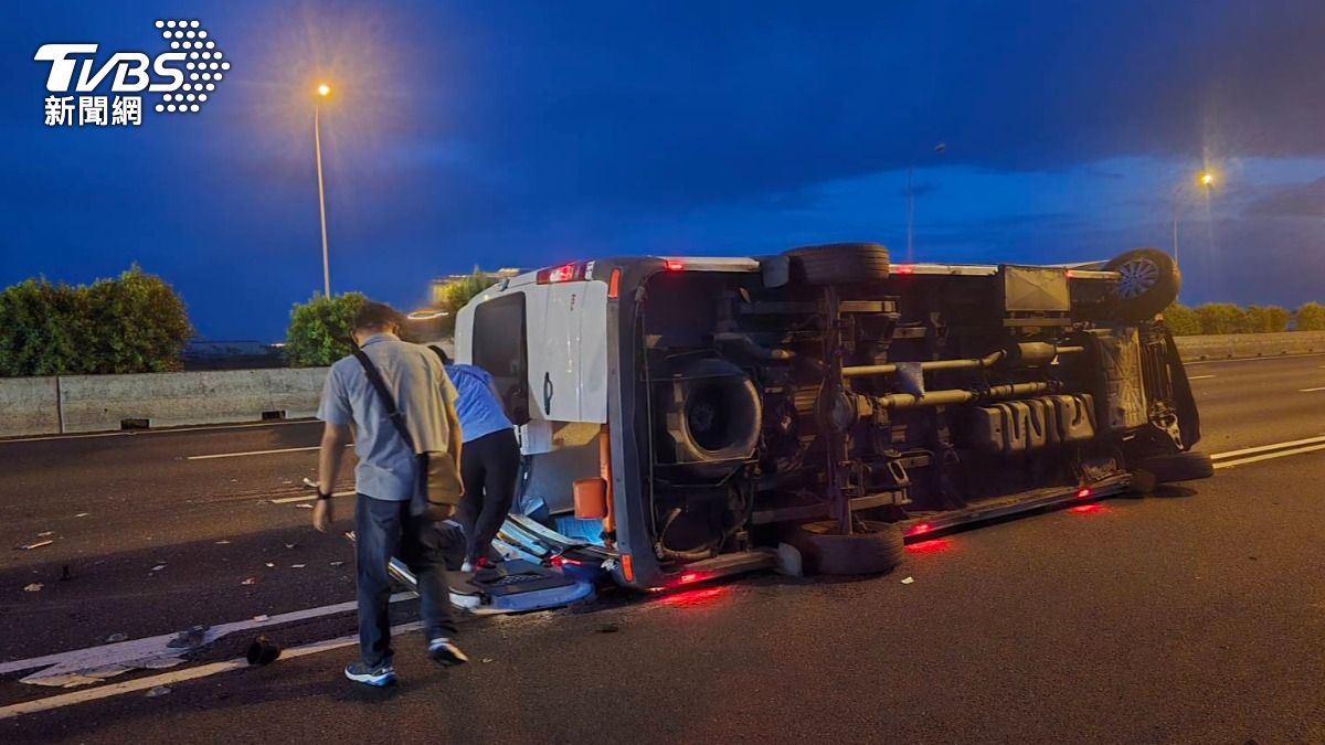 快訊/國1凌晨驚魂!9人小巴碰撞轎車「慘翻變形」 7人送醫