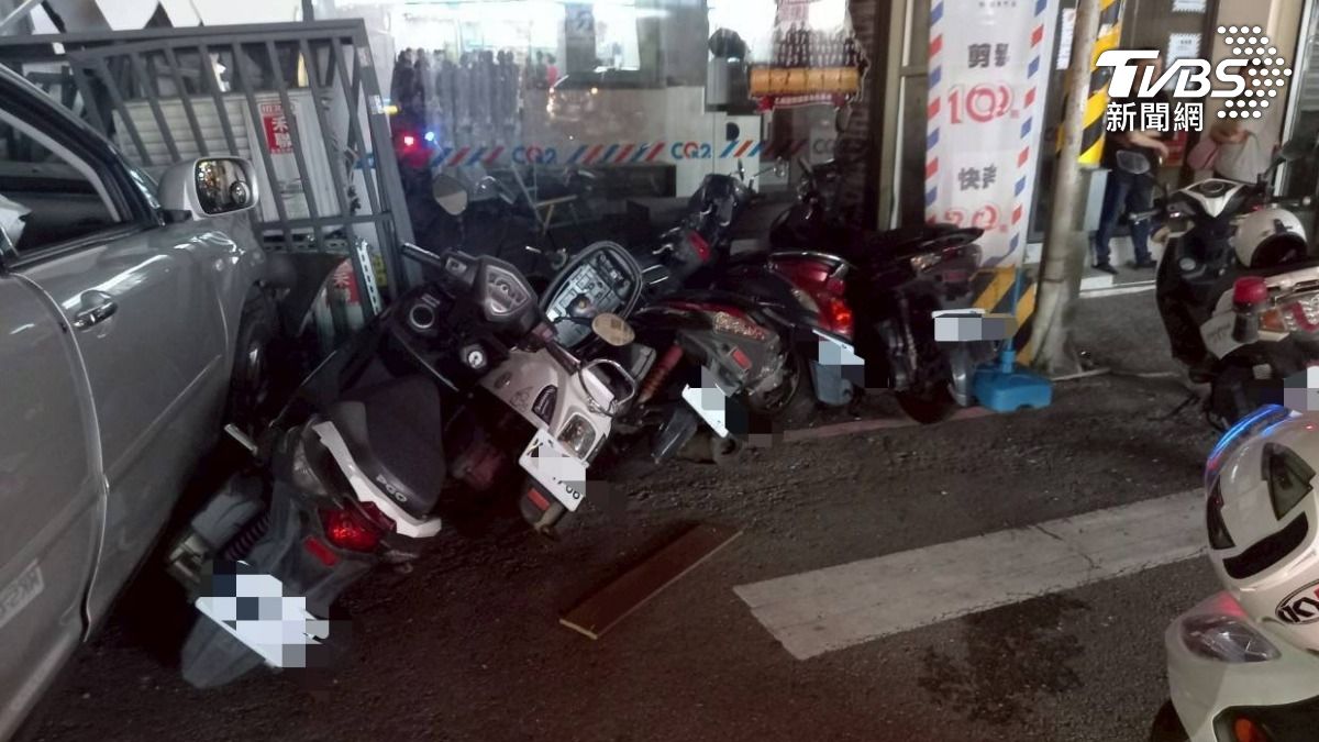 有片/疑精神不濟!新竹男撞前車暴衝進店家 波及13車慘況曝
