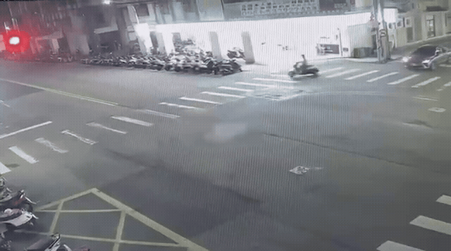 男撞上前車後，又暴衝進店家，共波及13車。（圖／TVBS）