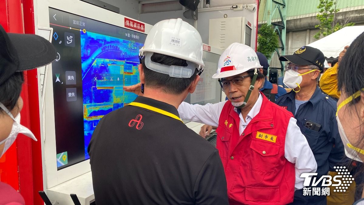 林欽榮副市長15日再度前往火場,釐清火災應變及廠方處置情形。(圖/TVBS)
