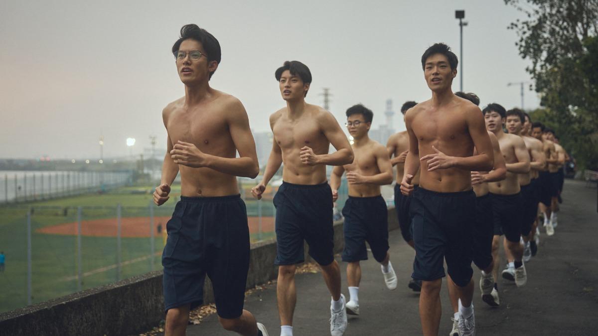 《進行曲》中有3鮮肉裸身慢跑的養眼畫面。(圖/未來進行曲提供)