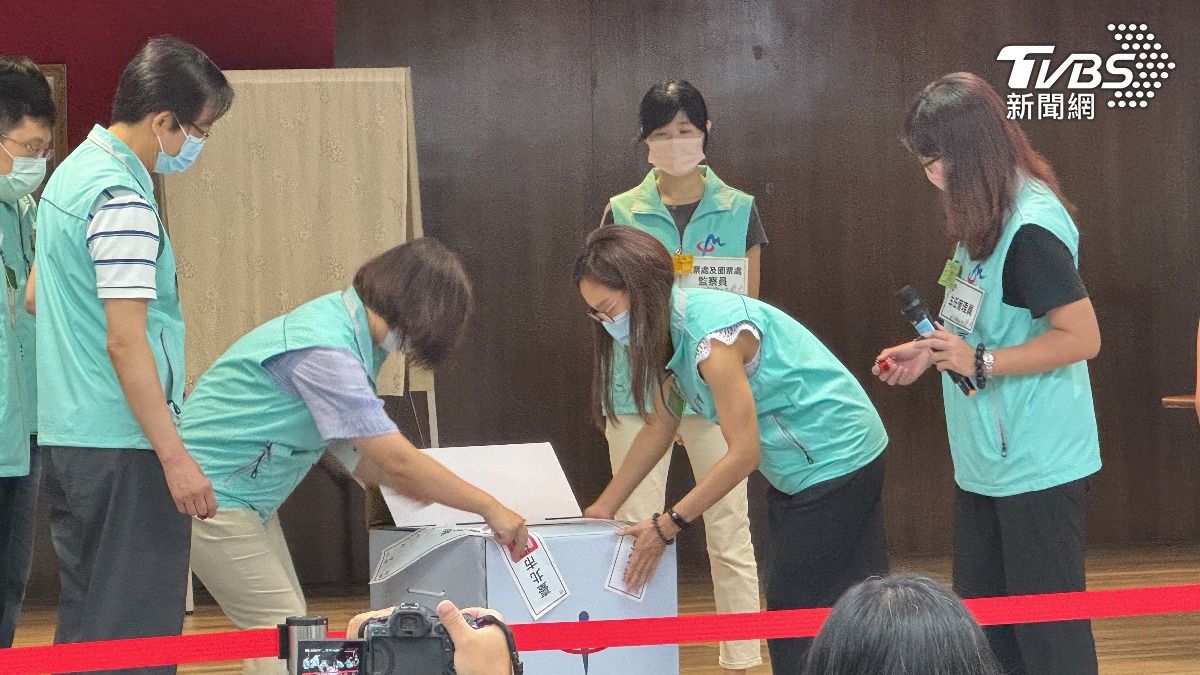 選委會人員模擬罷免投票流程。(圖/陳怡潔攝)
