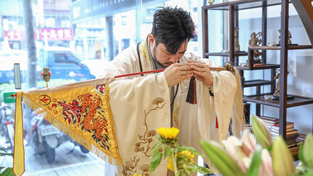 阿谷老師擅長通靈前世今生。（圖／秦芸殿提供）