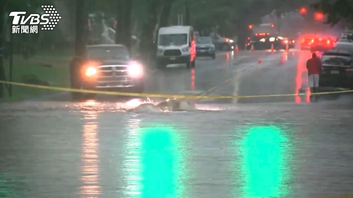 美東大雨狂下, 紐澤西的洪水捲走了一輛轎車,紐約地鐵甚至湧出「地下噴泉」。(圖/達志影像美聯社)