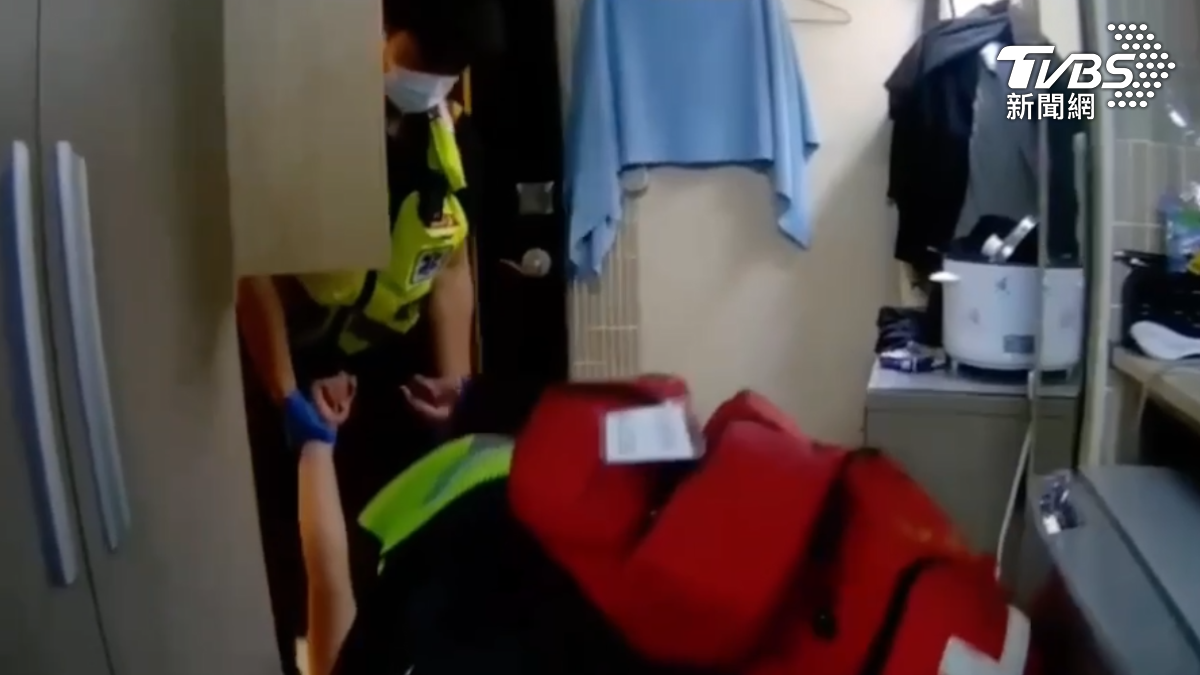狂拍房門1hr!鄰怒報警「太吵了」 破門驚見全裸男中風倒地