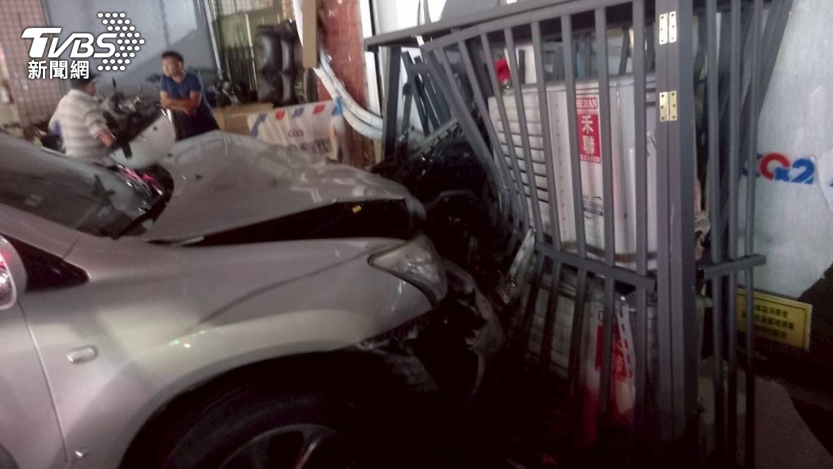 休旅車駕駛疑似恍神,追撞前車再撞上路邊理髮廳。(圖/TVBS)