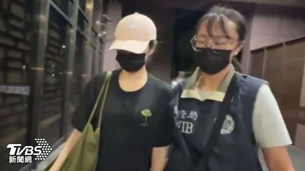 遠航董事長張綱維空姊女友范璧如 證人身分現身北檢。(圖/TVBS)
