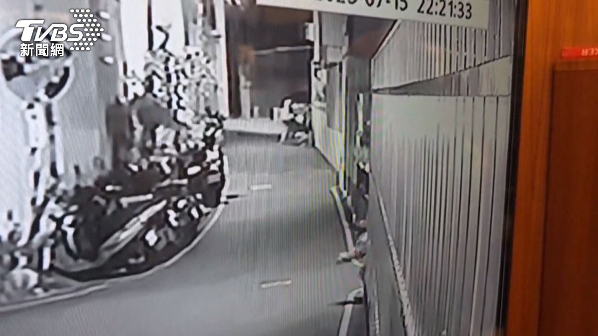 巷口監視器畫面。(圖／TVBS)