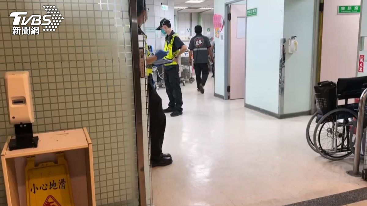 警方很快抵達現場，將受傷的女子送往急診室治療。(圖／TVBS)