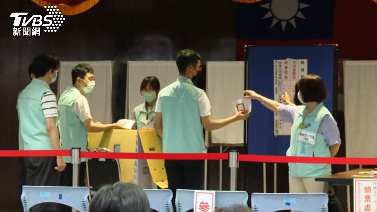 內政委員會考察罷免投開票所情形。（圖／TVBS）