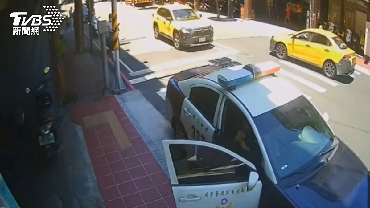 檢舉騎樓當自家,警廣播大喊屋主出來。 (圖/TVBS)