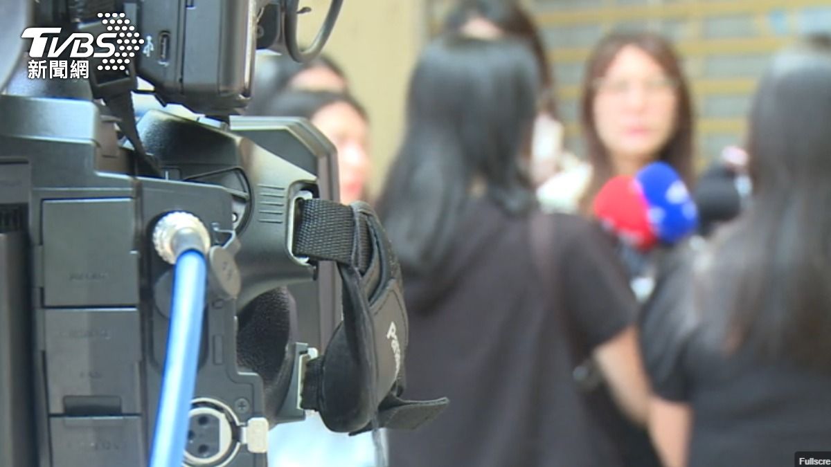 兒子在校被偷拍霸凌,家長站出來討公道。(圖/TVBS)